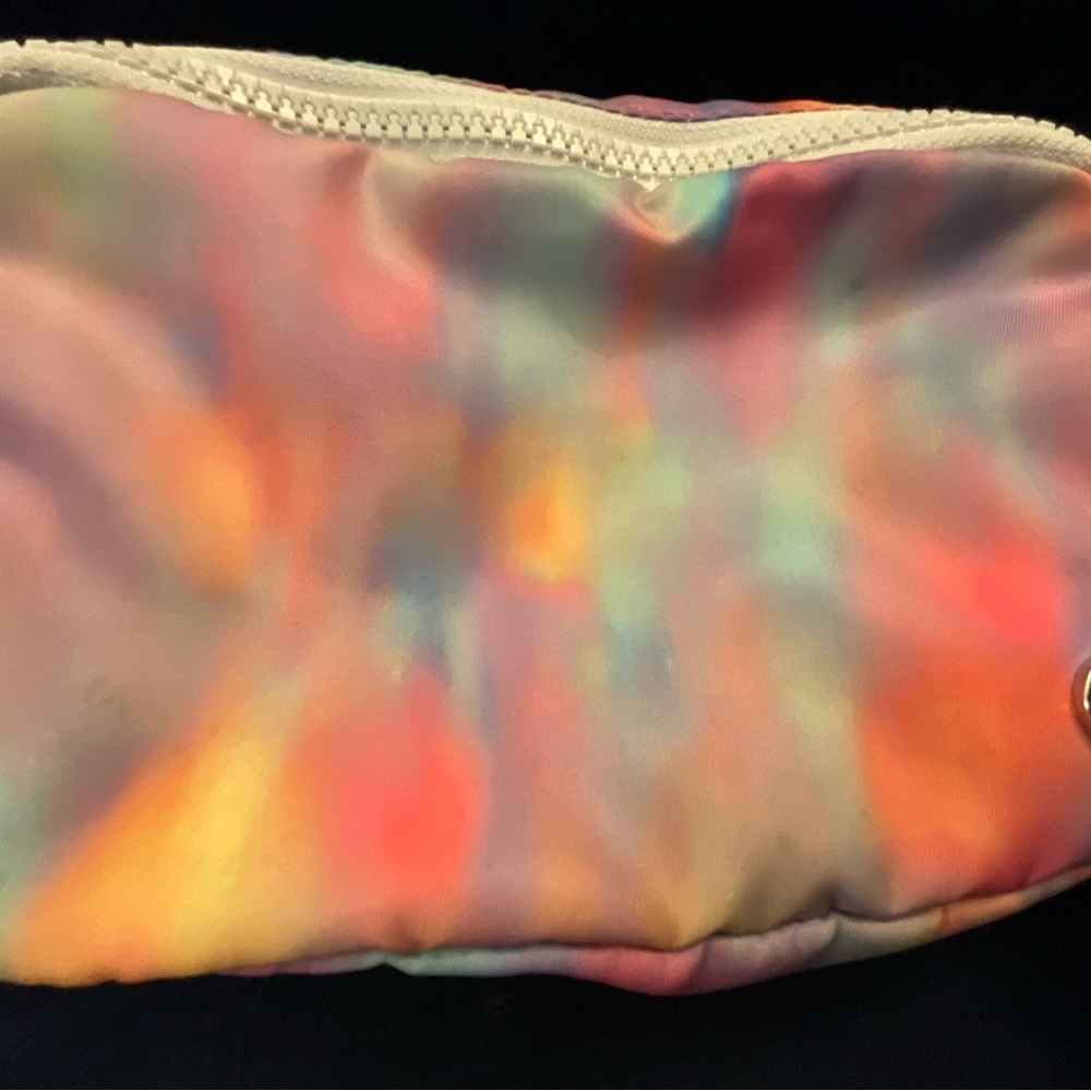 Lululemon Everywhere Belt Bag in Prism Wash Print Multi Vapor - Picture 6 of 6